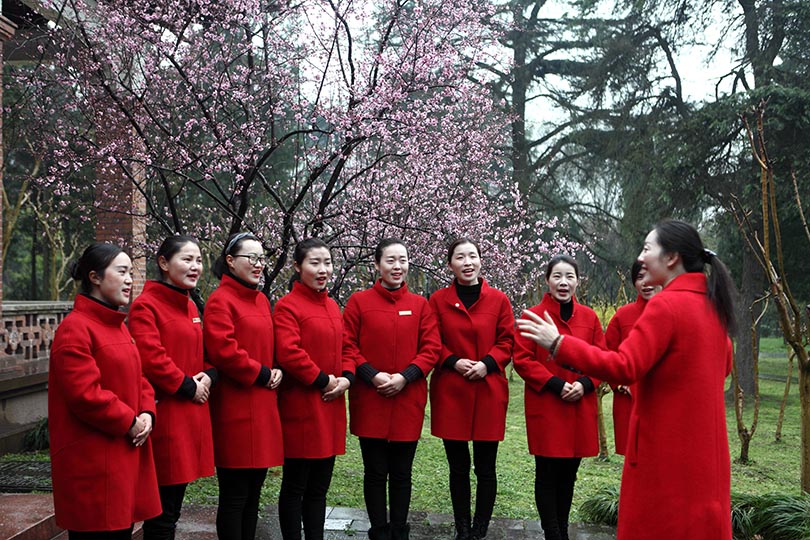 國(guó)家二級(jí)演員、揚(yáng)州市文化館社會(huì)工作中心主任周倩為船娘們培訓(xùn)揚(yáng)州小調(diào)